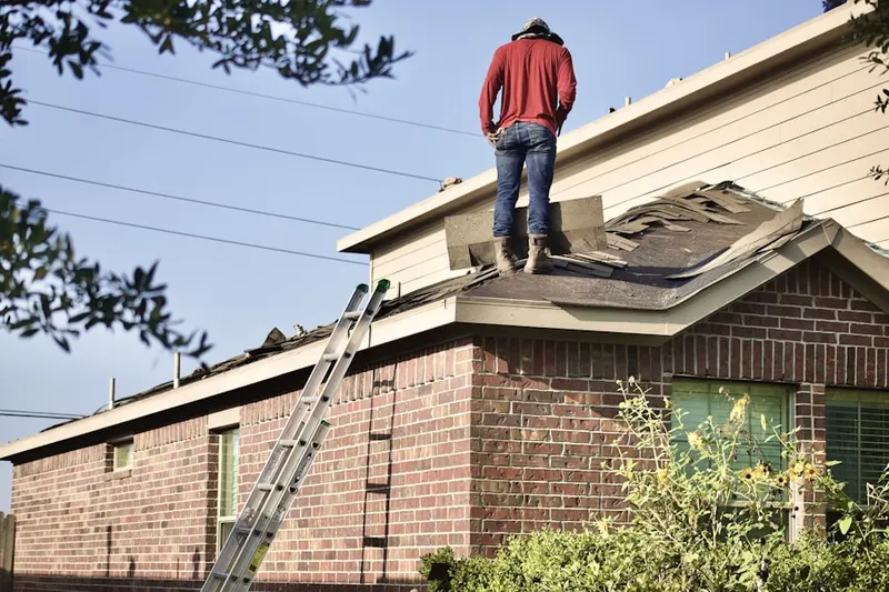 Professional roofer working on a residential roof in Reunion